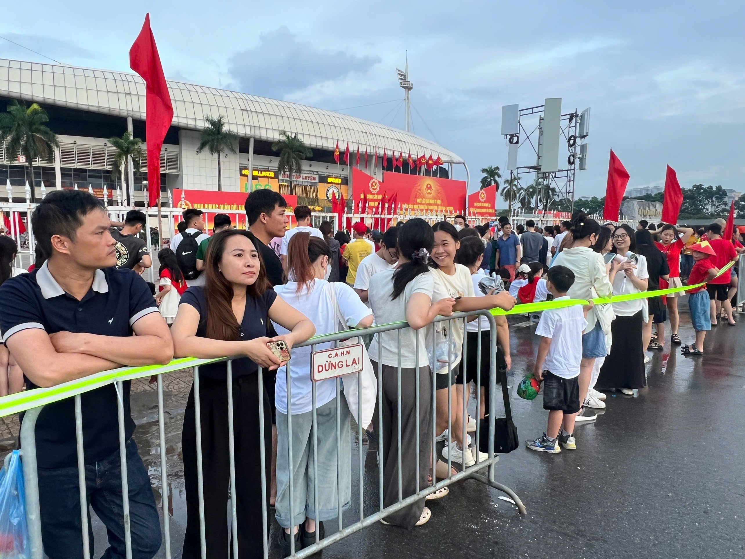 Sân vận động Mỹ Đình rộn ràng tiếng pháo lễ ngày tổng duyệt