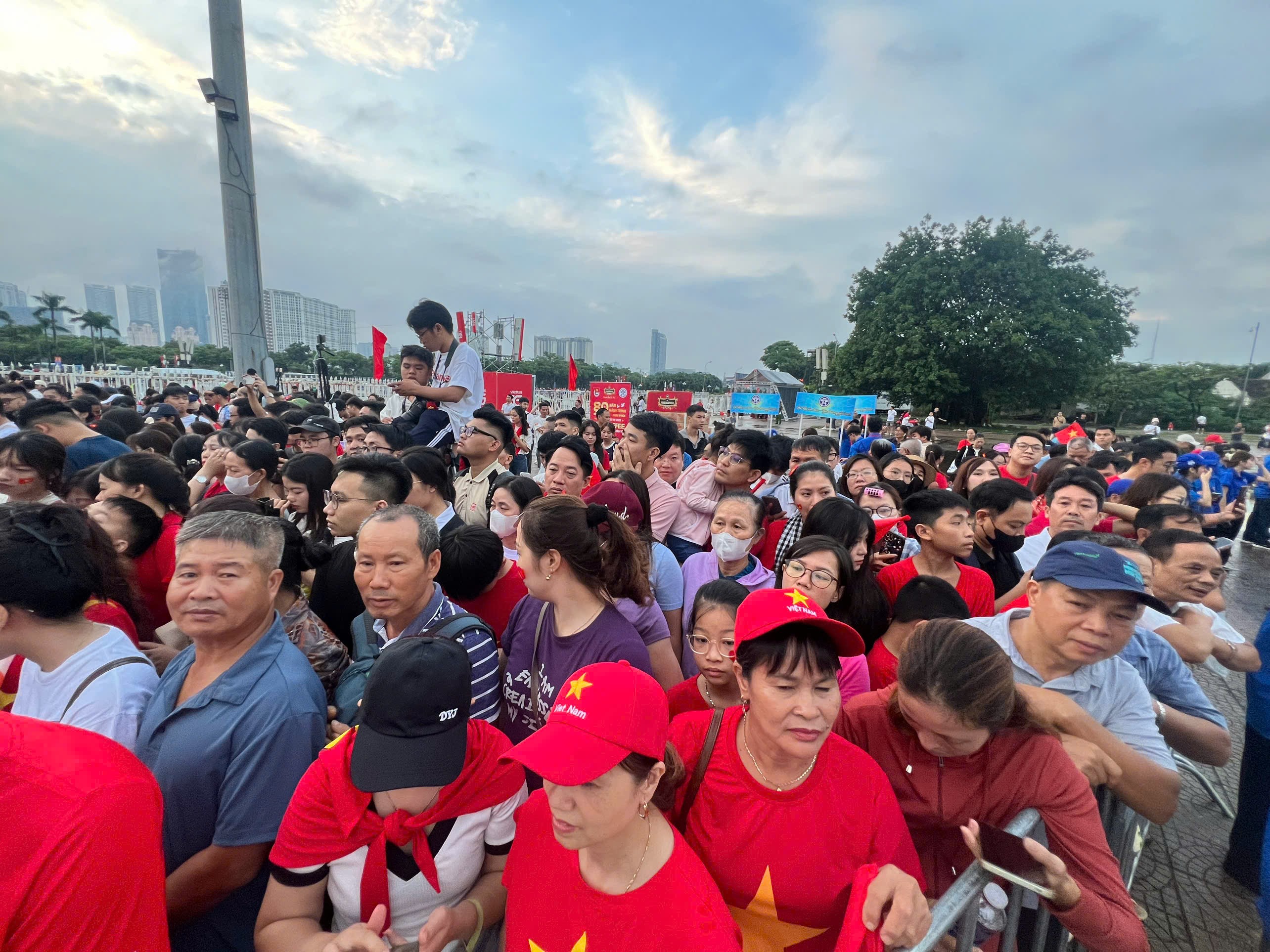 Sân vận động Mỹ Đình rộn ràng tiếng pháo lễ ngày tổng duyệt