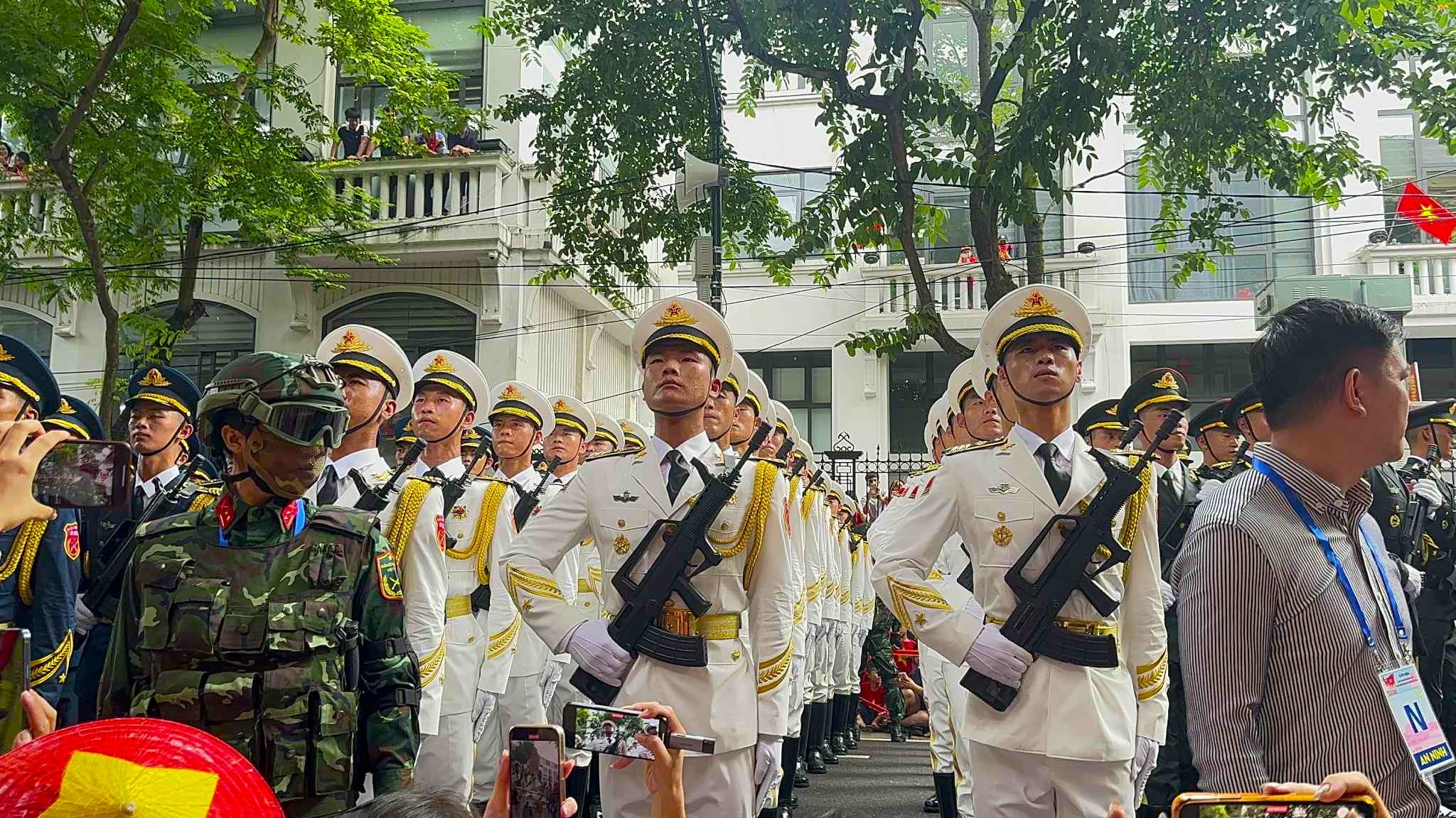 Hồ Gươm rợp sắc cờ hoa trong lễ tổng duyệt diễu binh, diễu hành mừng Quốc khánh