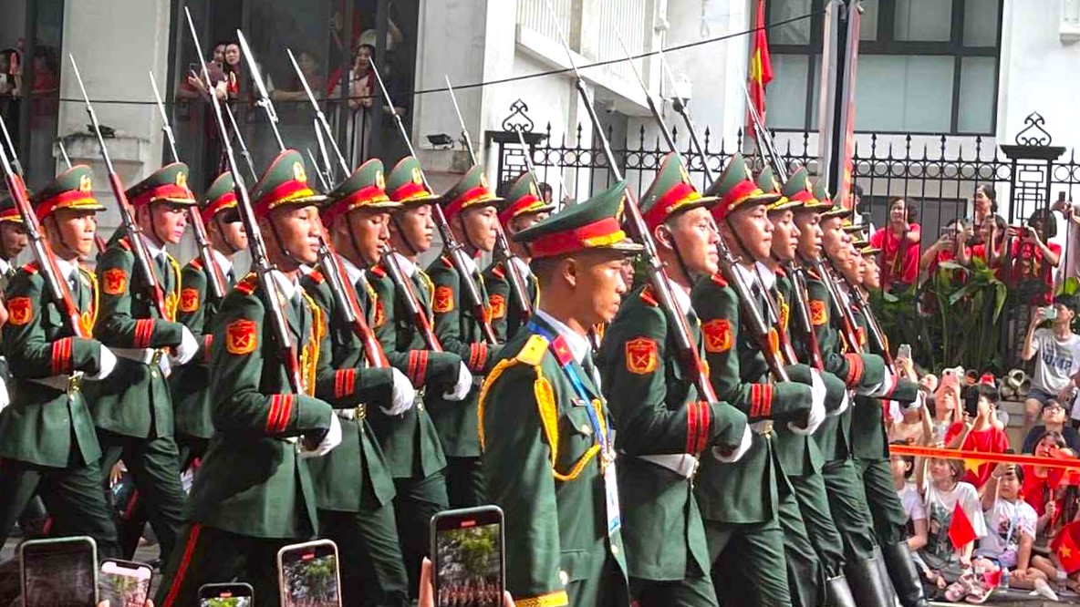 Hồ Gươm rợp sắc cờ hoa trong lễ tổng duyệt diễu binh, diễu hành mừng Quốc khánh