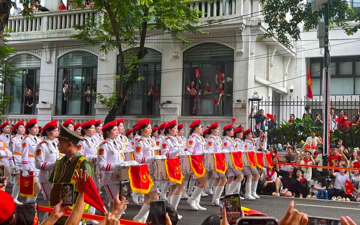 Hồ Gươm rợp sắc cờ hoa trong lễ tổng duyệt diễu binh, diễu hành mừng Quốc khánh