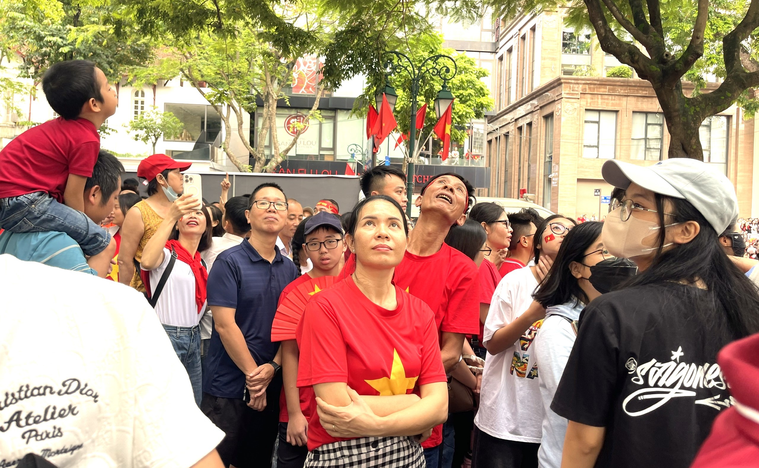 Hồ Gươm rợp sắc cờ hoa trong lễ tổng duyệt diễu binh, diễu hành mừng Quốc khánh