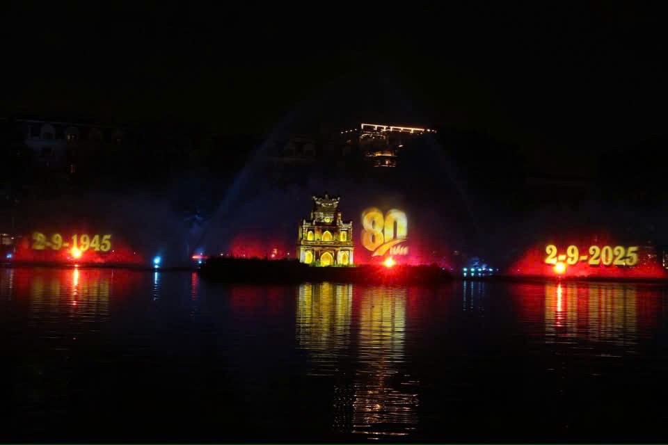 Hồ Hoàn Kiếm bừng sáng trong bữa tiệc nghệ thuật 3D Mapping