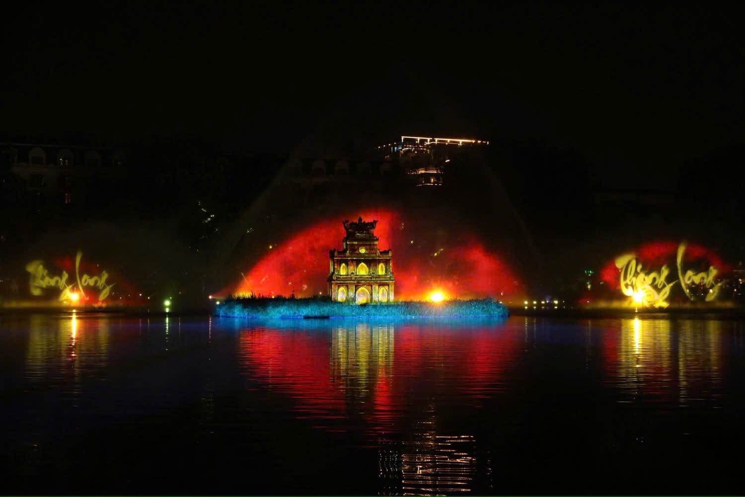 Hồ Hoàn Kiếm bừng sáng trong bữa tiệc nghệ thuật 3D Mapping