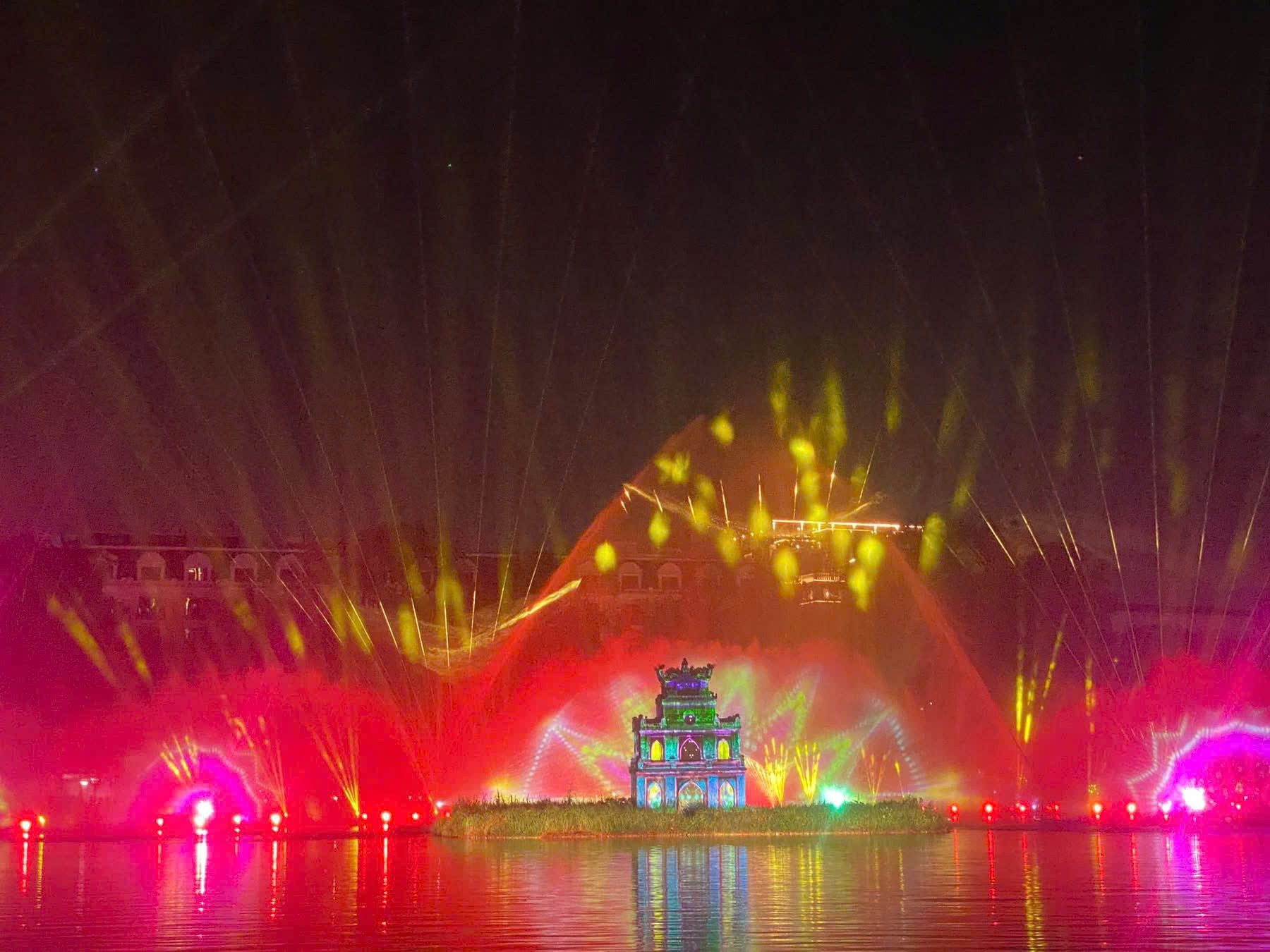 Hồ Hoàn Kiếm bừng sáng trong bữa tiệc nghệ thuật 3D Mapping