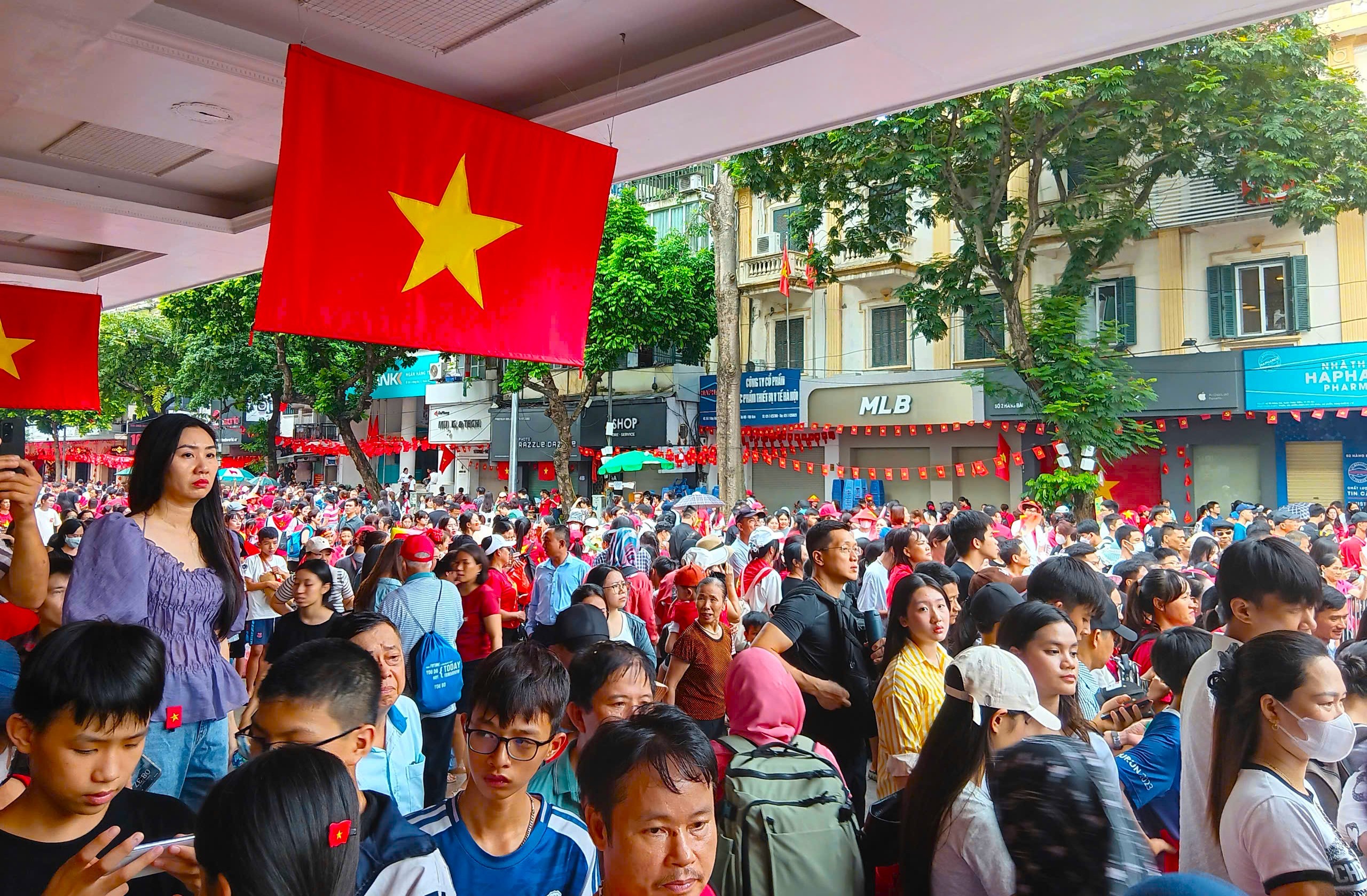 Hồ Gươm rợp sắc cờ hoa trong lễ tổng duyệt diễu binh, diễu hành mừng Quốc khánh