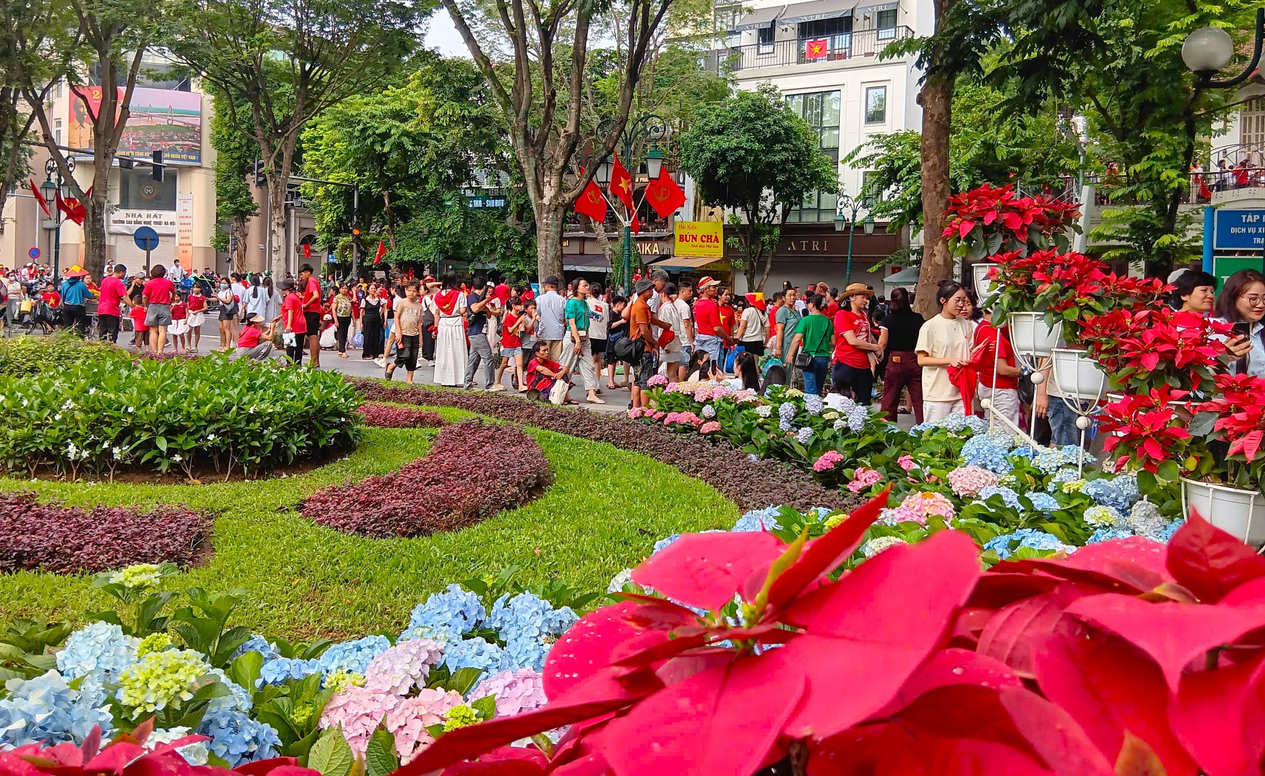 Hồ Gươm rợp sắc cờ hoa trong lễ tổng duyệt diễu binh, diễu hành mừng Quốc khánh