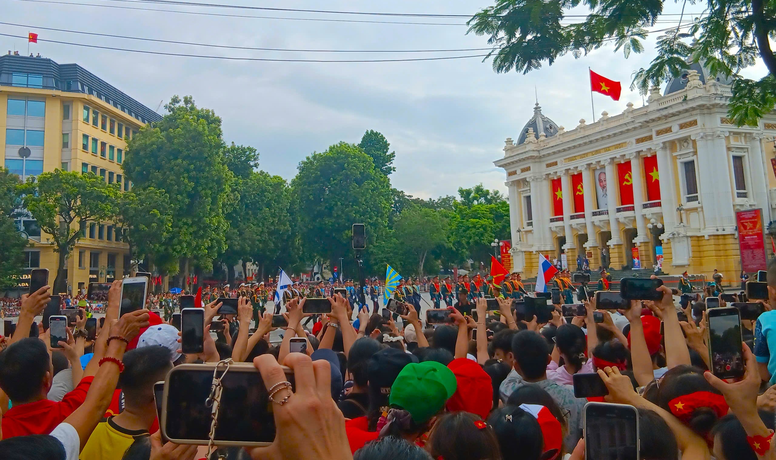 Hồ Gươm rợp sắc cờ hoa trong lễ tổng duyệt diễu binh, diễu hành mừng Quốc khánh