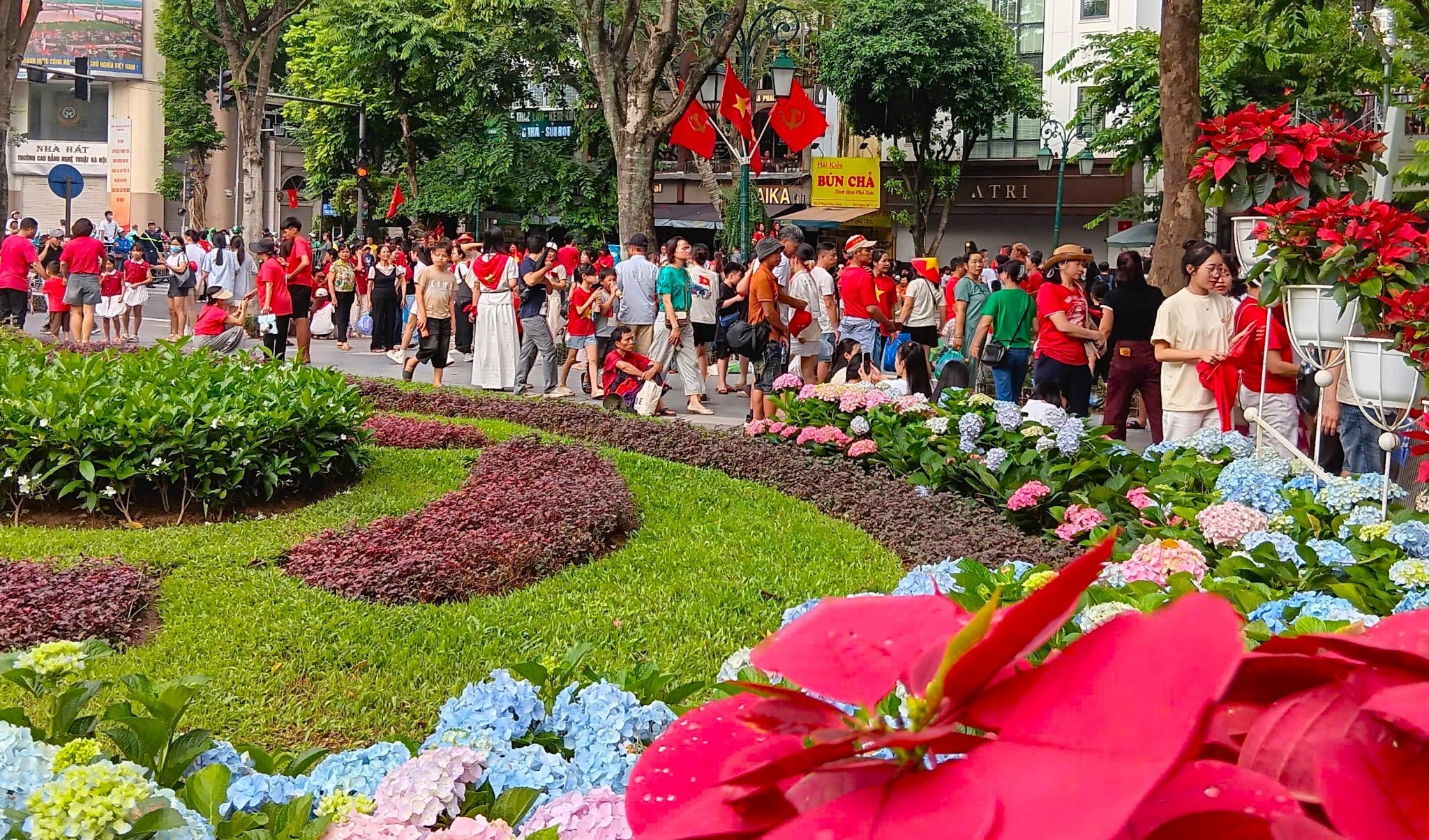 Hồ Gươm rợp sắc đỏ ngày tổng duyệt diễu binh, diễu hành mừng Quốc khánh