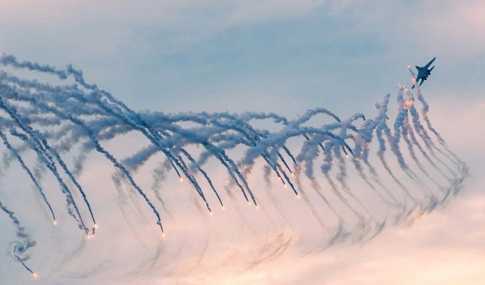 Người dân phấn khích xem biên đội máy bay trình diễn trên bầu trời Hà Nội