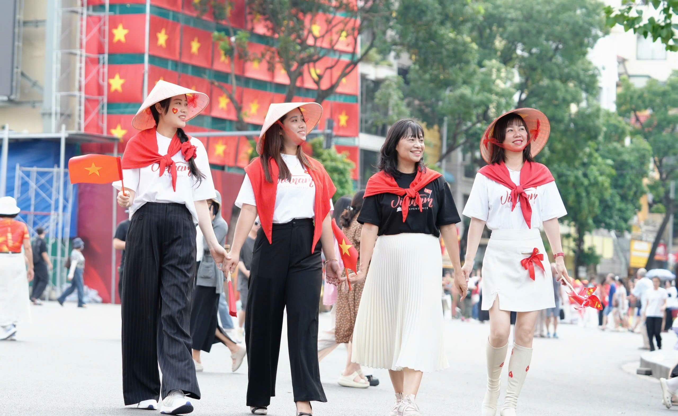 Hồ Gươm rợp sắc cờ hoa trong lễ tổng duyệt diễu binh, diễu hành mừng Quốc khánh