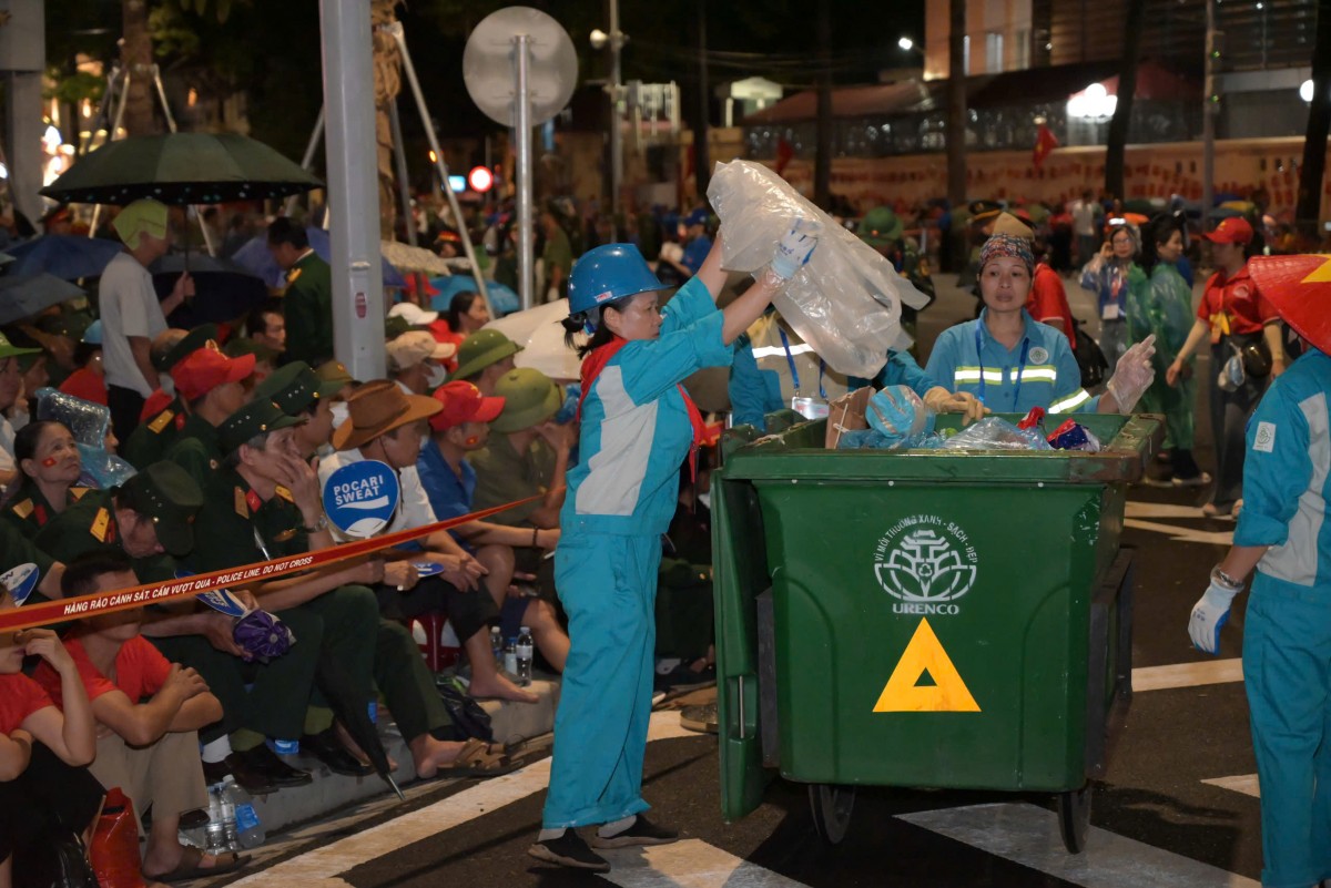 Những “chiến sĩ áo xanh” thầm lặng phục vụ A80