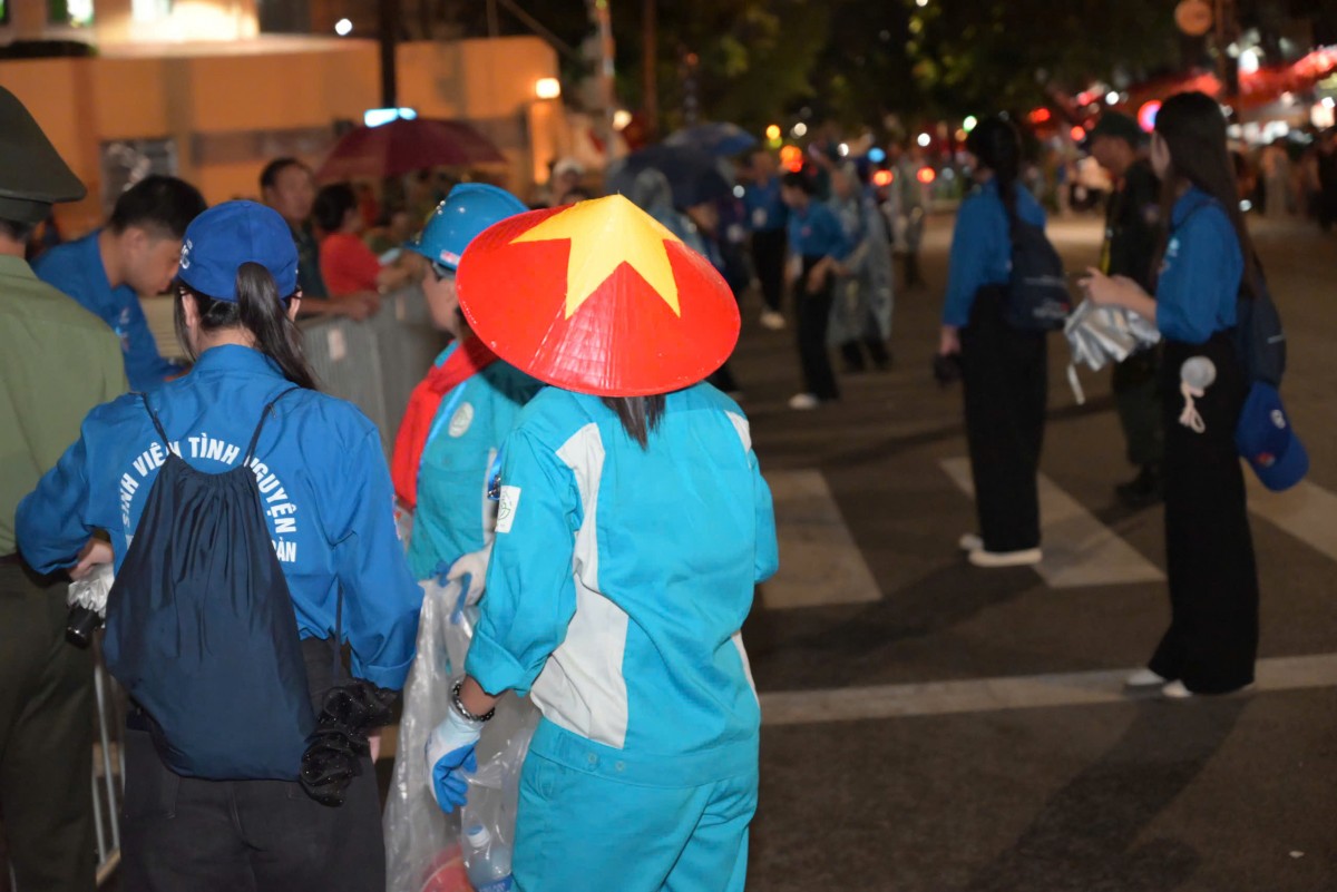 Những “chiến sĩ áo xanh” thầm lặng phục vụ A80