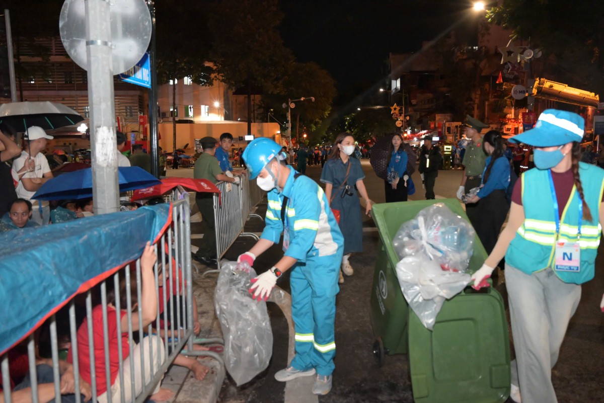 Những “chiến sĩ áo xanh” thầm lặng phục vụ A80