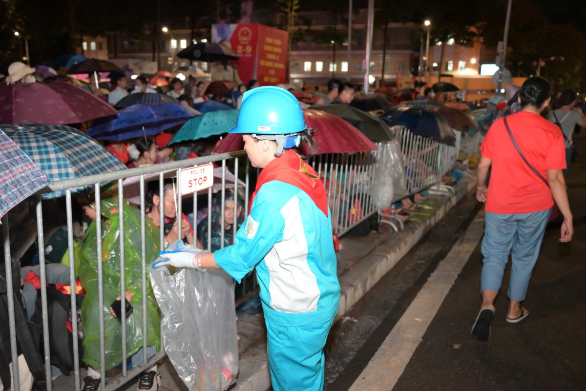 Những “chiến sĩ áo xanh” thầm lặng phục vụ A80