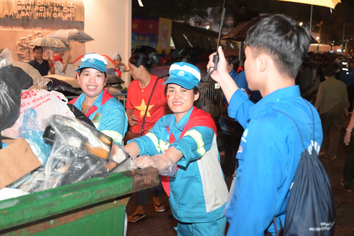 Những “chiến sĩ áo xanh” thầm lặng phục vụ A80