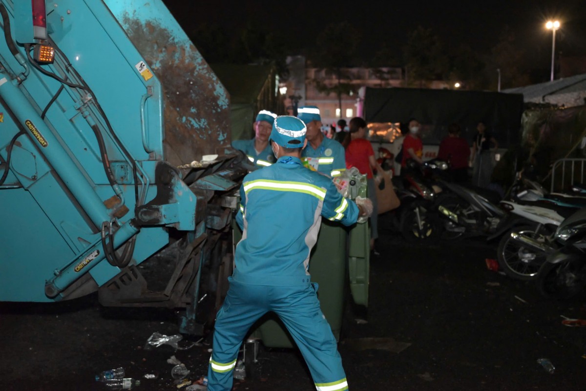 Những “chiến sĩ áo xanh” thầm lặng phục vụ A80