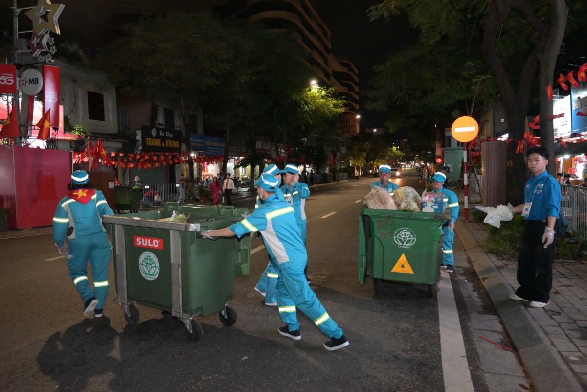 Những “chiến sĩ áo xanh” thầm lặng phục vụ A80