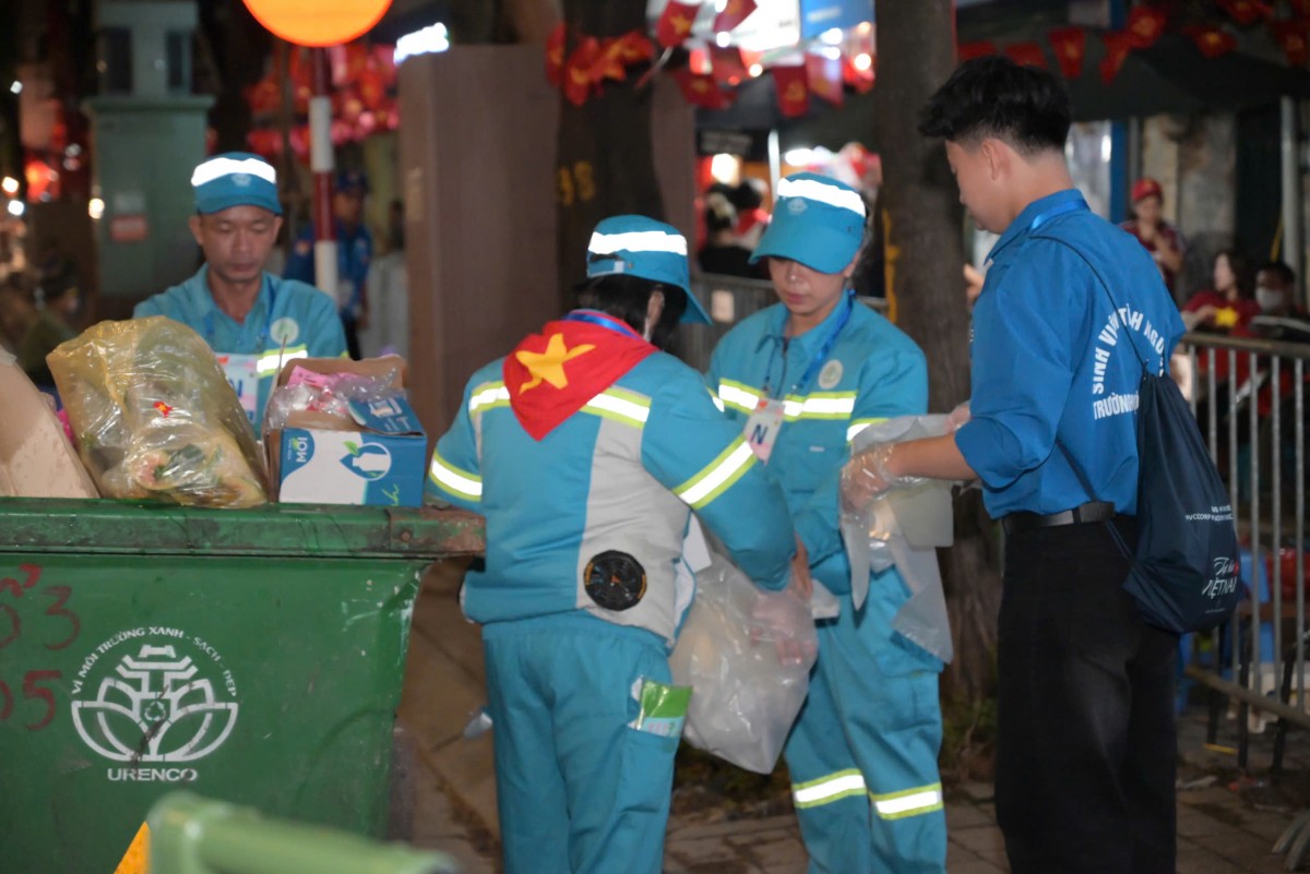 Những “chiến sĩ áo xanh” thầm lặng phục vụ A80