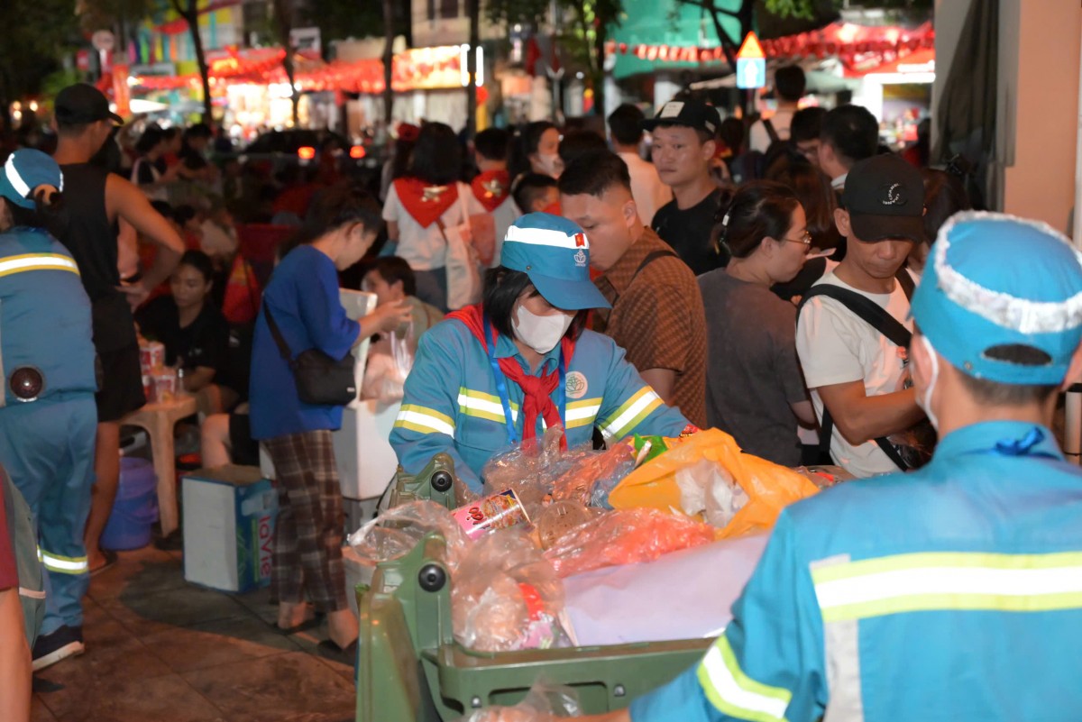 Những “chiến sĩ áo xanh” thầm lặng phục vụ A80