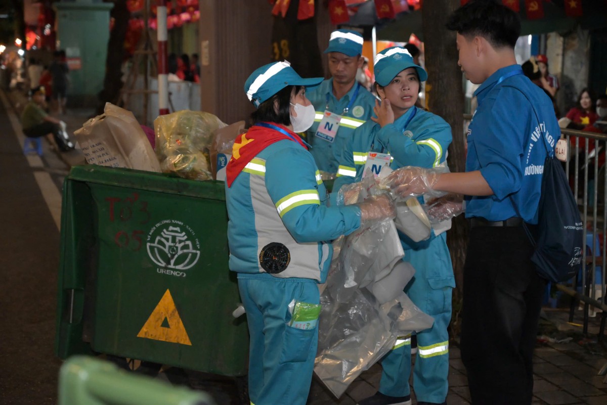 Những “chiến sĩ áo xanh” thầm lặng phục vụ A80