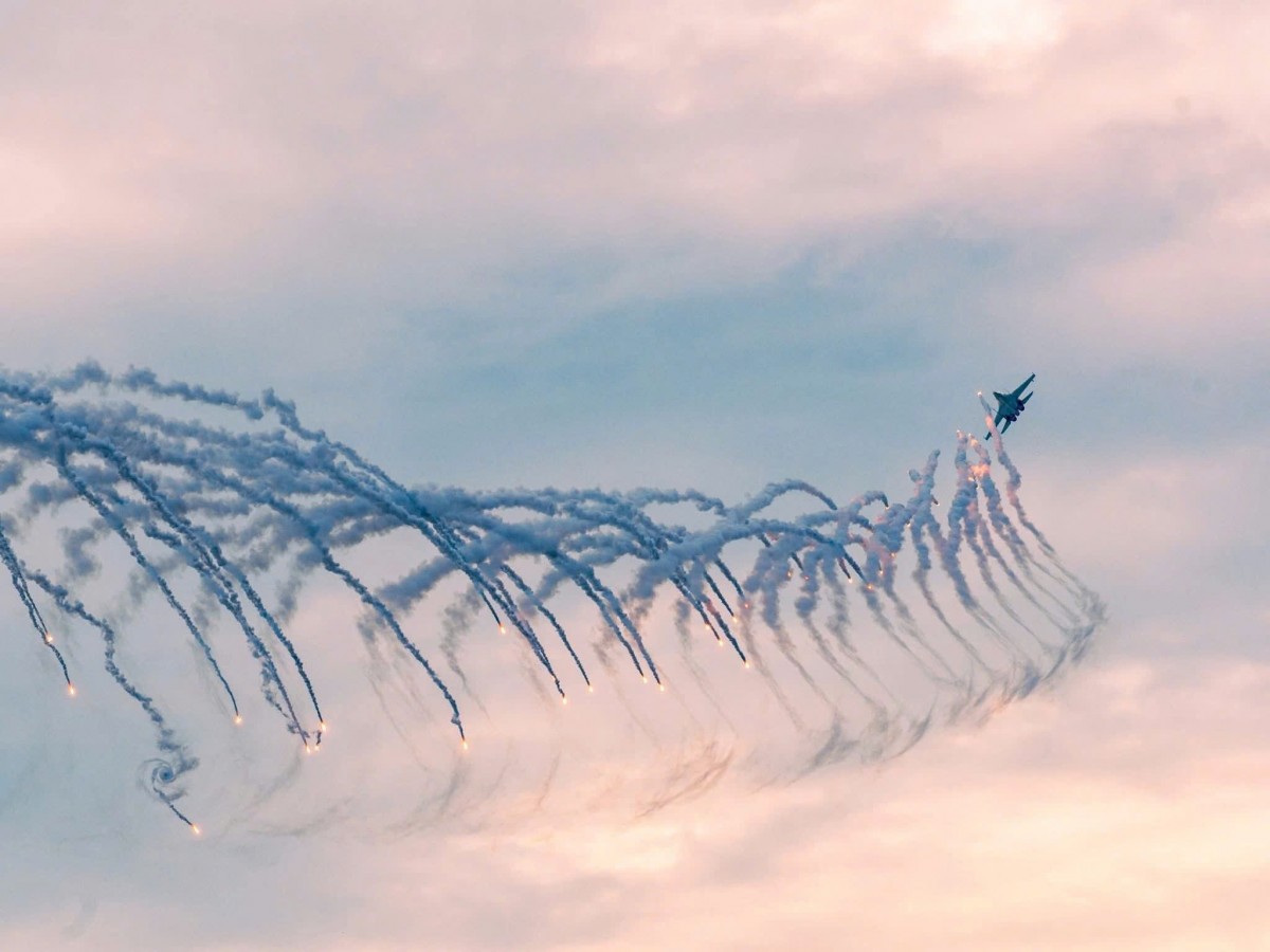 Người dân phấn khích xem biên đội máy bay trình diễn trên bầu trời Hà Nội