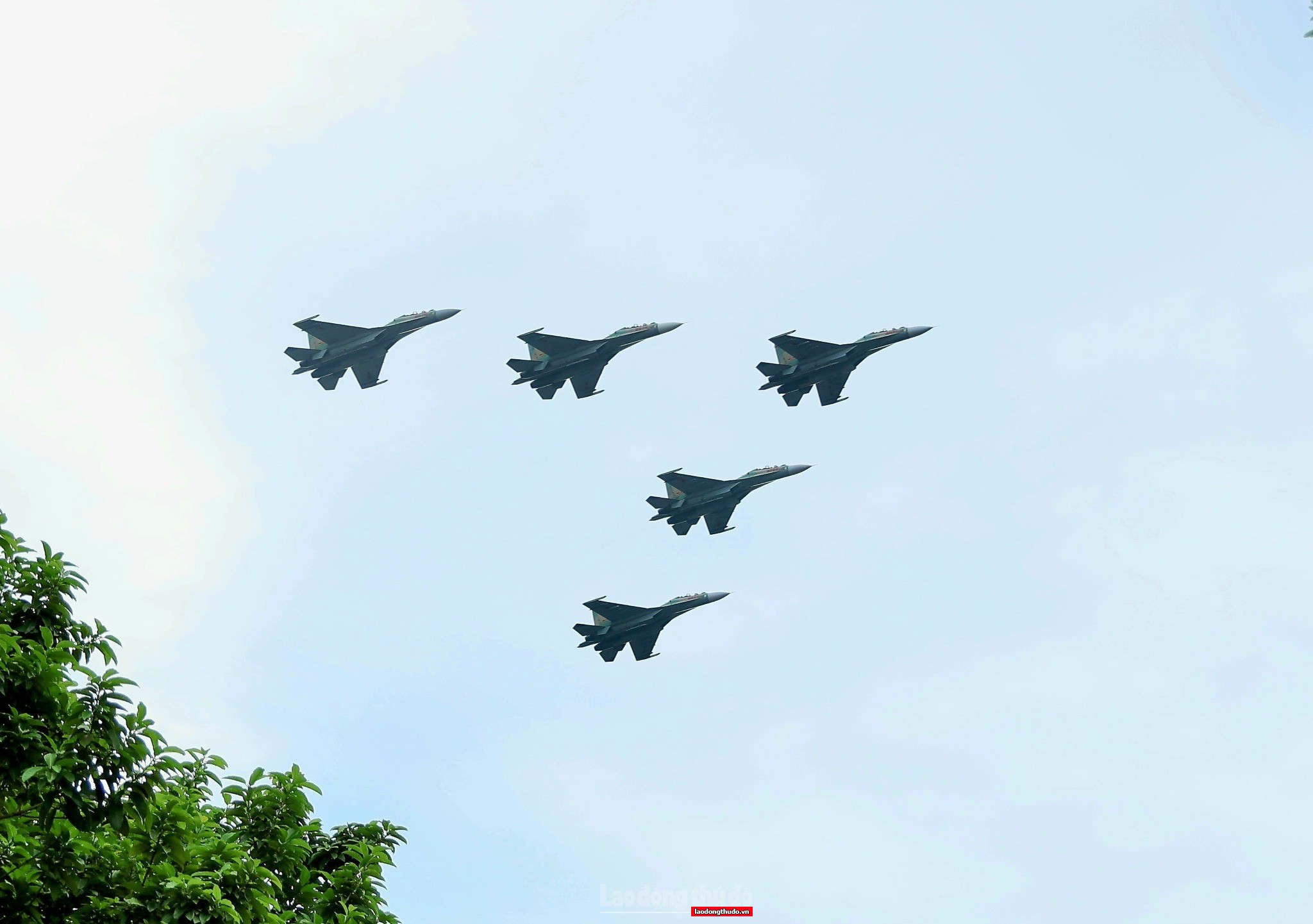 Người dân phấn khích xem biên đội máy bay trình diễn trên bầu trời Hà Nội