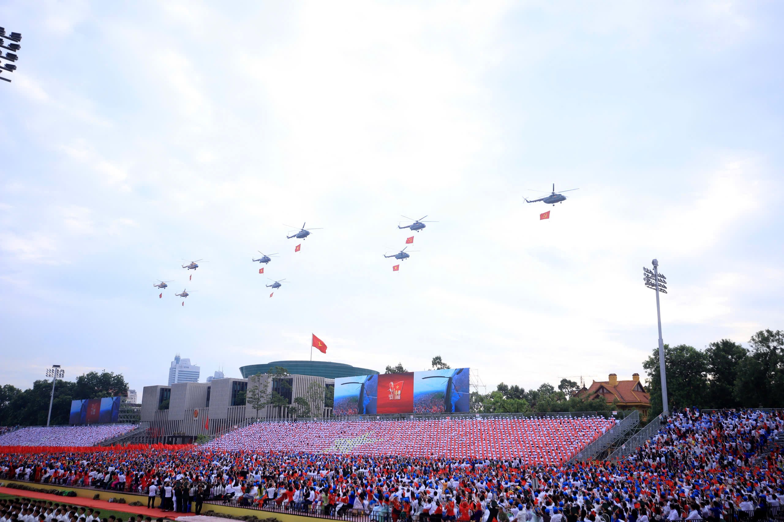 Người dân phấn khích xem biên đội máy bay trình diễn trên bầu trời Hà Nội