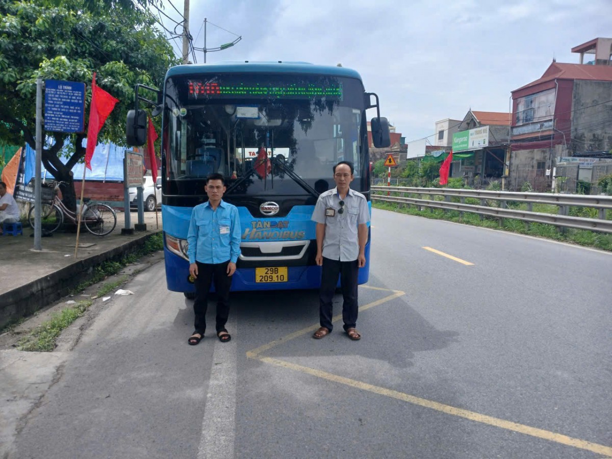 Nhân viên xe buýt kịp thời cứu giúp người gặp nạn trên đường