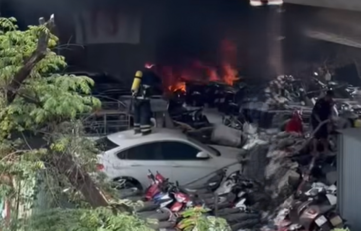 Cháy bãi gửi xe gần chân cầu Vĩnh Tuy, khói đen bốc cao ngùn ngụt