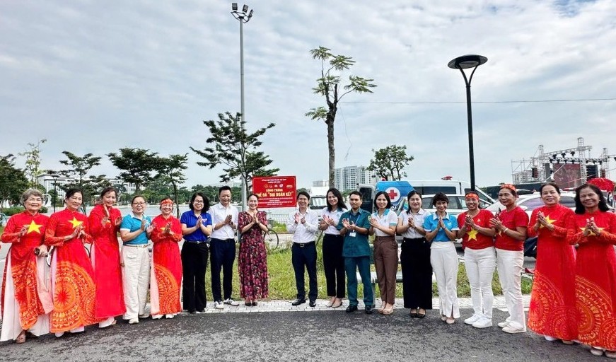 Phường Việt Hưng: Gắn biển công trình Ghế đá “Đại đoàn kết” tại Công viên Long Biên