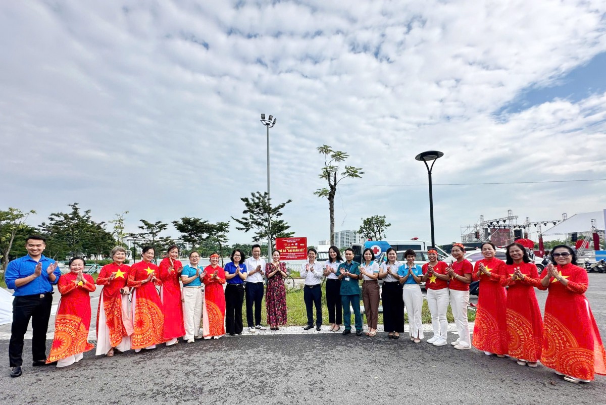 Ủy ban MTTQ Việt Nam phường Việt Hưng gắn biển công trình Ghế đá “Đại đoàn kết” tại Công viên Long Biên Ủy ban MTTQ Việt Nam phường Việt Hưng gắn biển công trình Ghế đá “Đại đoàn kết” tại Công viên Long Biên