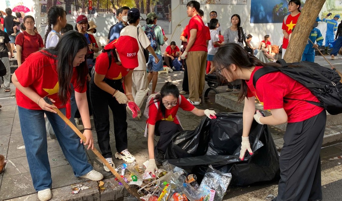 500 tình nguyện viên ra quân hưởng ứng Chiến dịch “Hà Nội sạch - Vì một Việt Nam xanh”