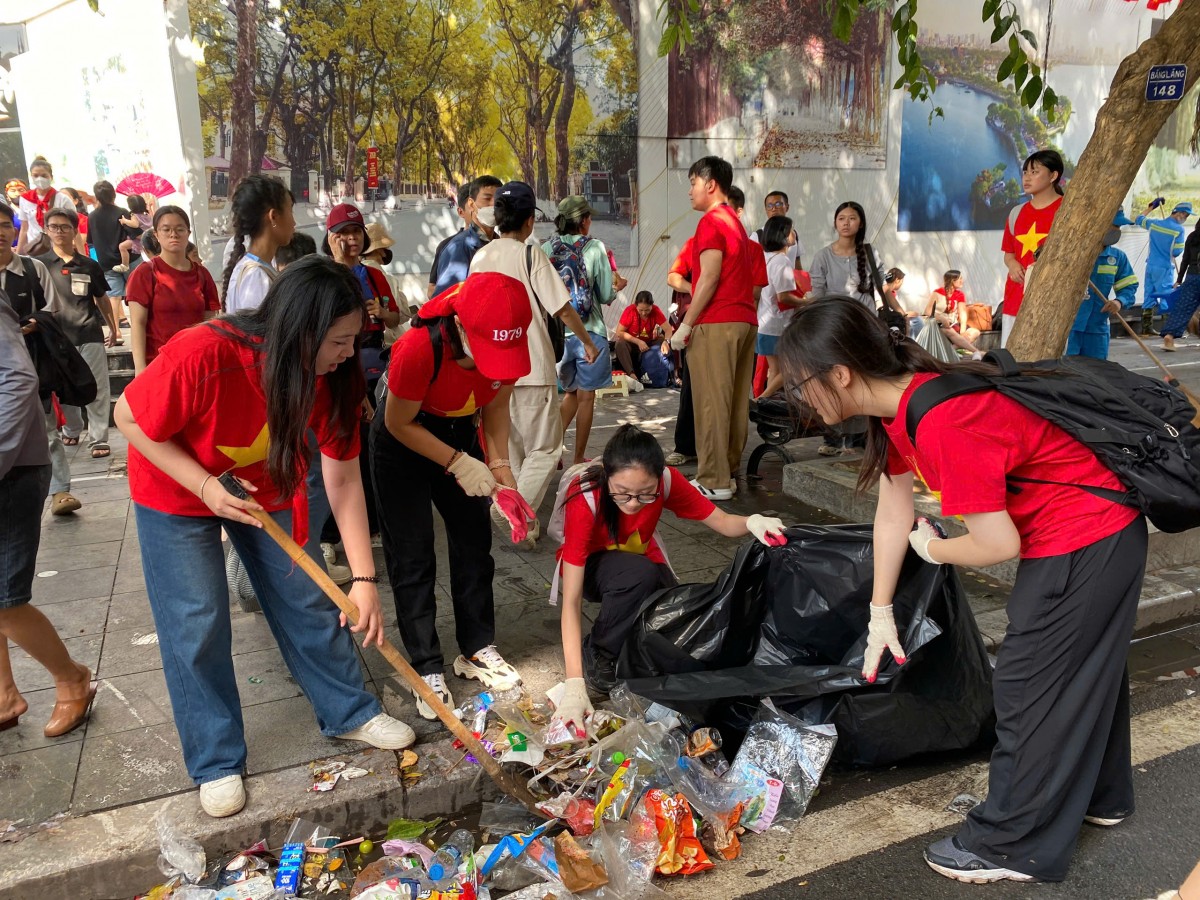 500 tình nguyện viên ra quân hưởng ứng Chiến dịch “Hà Nội sạch - Vì một Việt Nam xanh” 500 tình nguyện viên ra quân hưởng ứng Chiến dịch “Hà Nội sạch - Vì một Việt Nam xanh”