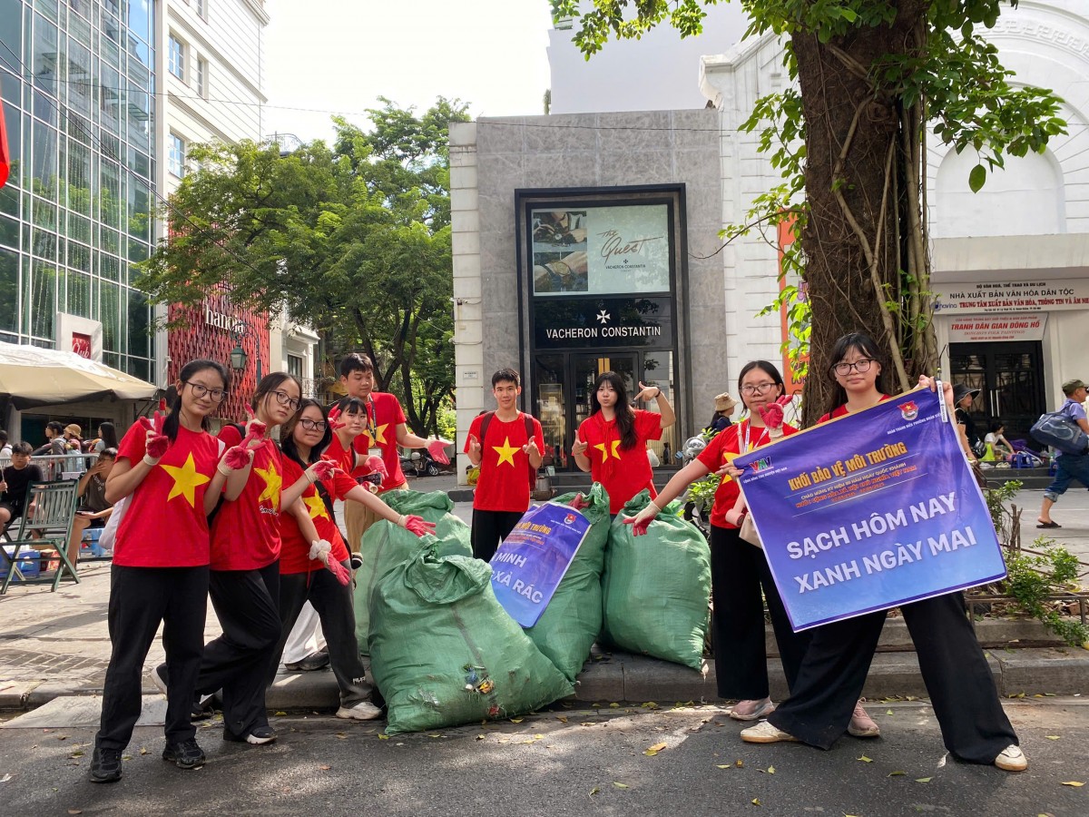 500 tình nguyện viên ra quân hưởng ứng Chiến dịch “Hà Nội sạch - Vì một Việt Nam xanh” 500 tình nguyện viên ra quân hưởng ứng Chiến dịch “Hà Nội sạch - Vì một Việt Nam xanh”