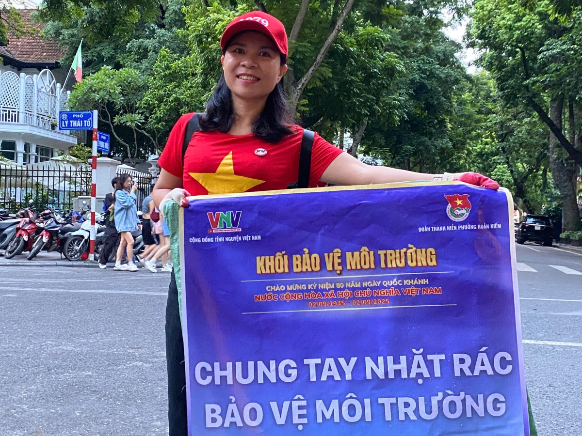 500 tình nguyện viên ra quân hưởng ứng Chiến dịch “Hà Nội sạch - Vì một Việt Nam xanh” 500 tình nguyện viên ra quân hưởng ứng Chiến dịch “Hà Nội sạch - Vì một Việt Nam xanh”