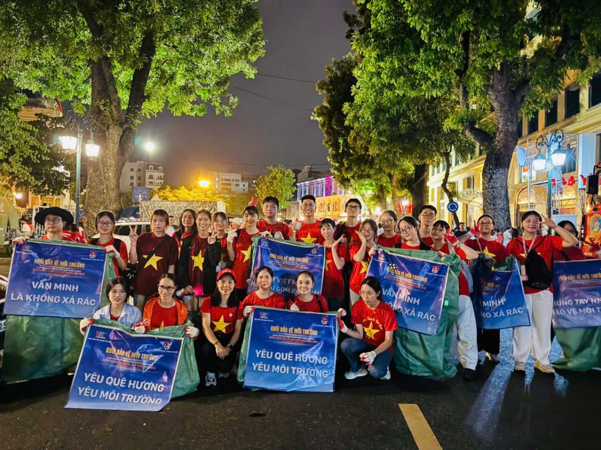 500 tình nguyện viên ra quân hưởng ứng Chiến dịch “Hà Nội sạch - Vì một Việt Nam xanh” 500 tình nguyện viên ra quân hưởng ứng Chiến dịch “Hà Nội sạch - Vì một Việt Nam xanh”