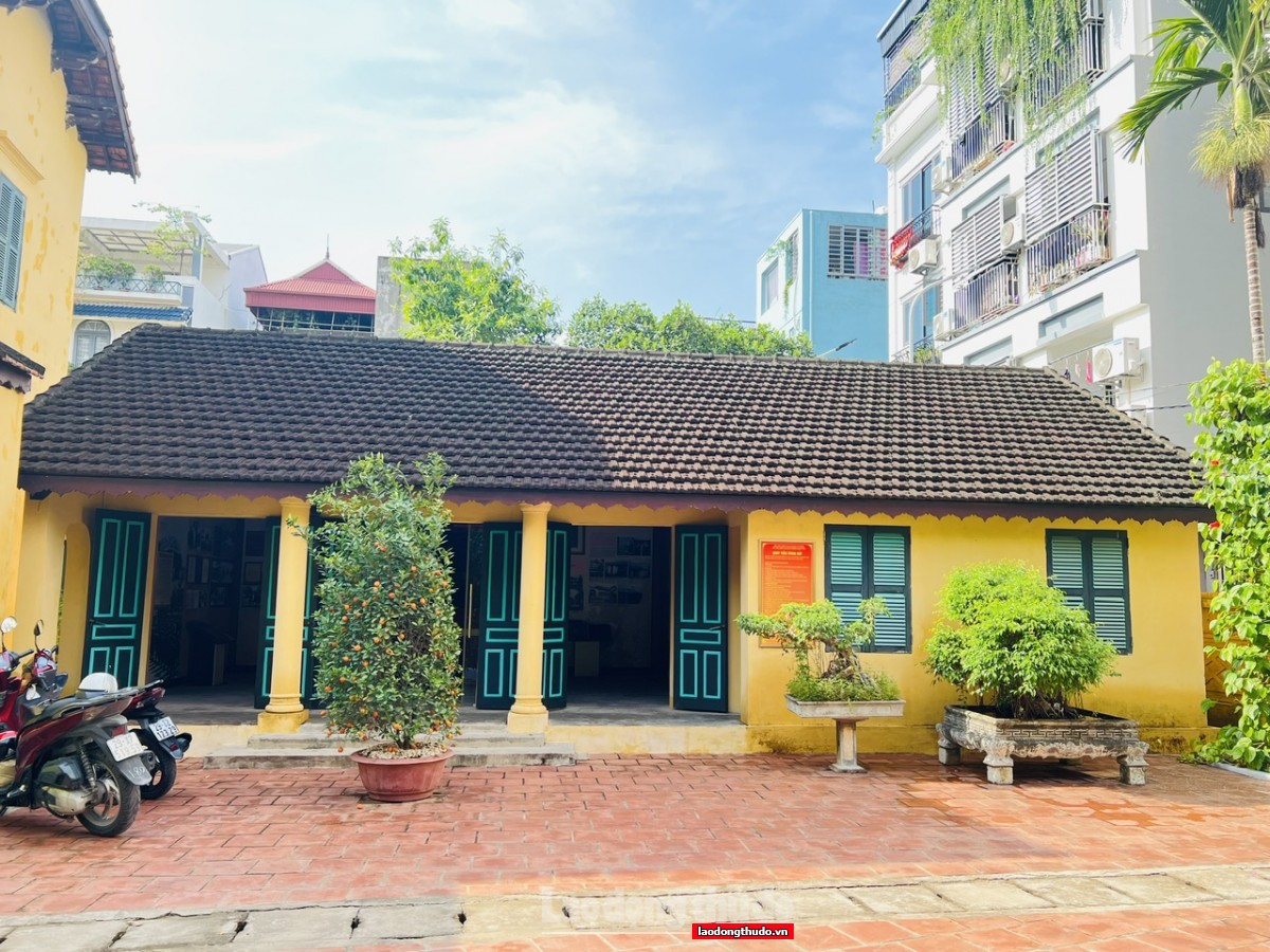 Thăm ngôi nhà cổ, nơi Bác Hồ viết “Lời kêu gọi toàn quốc kháng chiến” Thăm ngôi nhà cổ, nơi Bác Hồ viết “Lời kêu gọi toàn quốc kháng chiến”