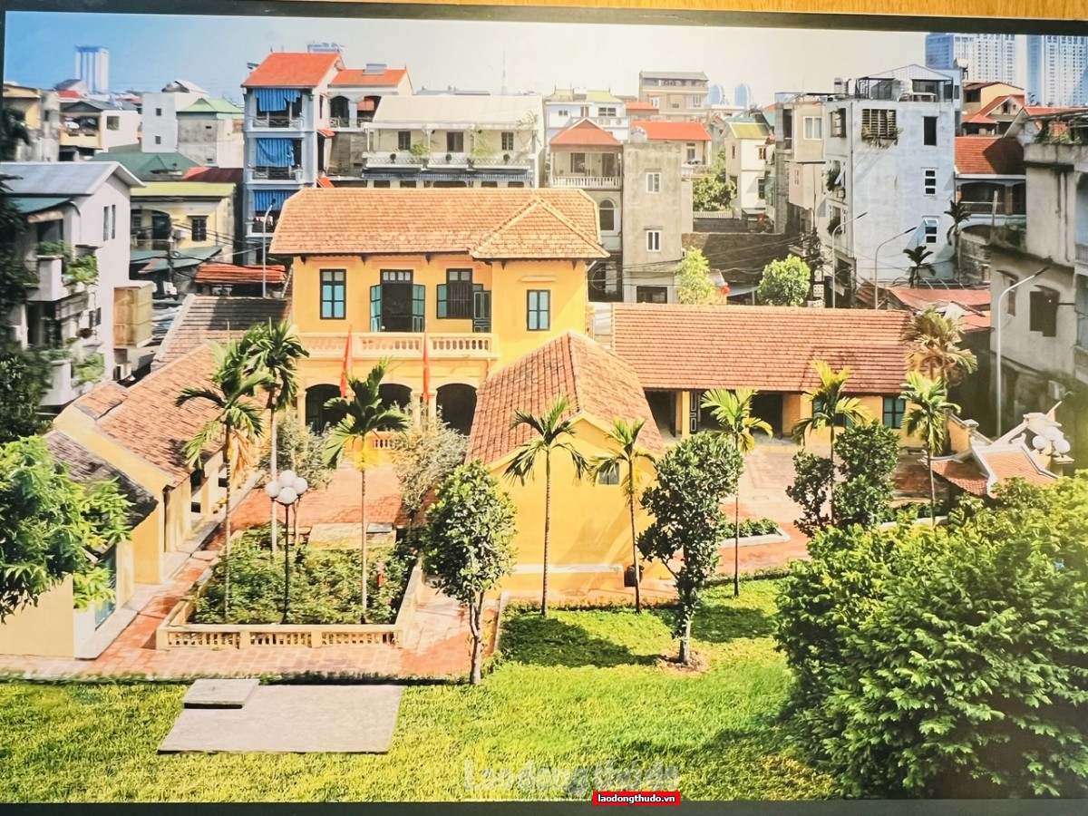 Thăm ngôi nhà cổ, nơi Bác Hồ viết “Lời kêu gọi toàn quốc kháng chiến” Thăm ngôi nhà cổ, nơi Bác Hồ viết “Lời kêu gọi toàn quốc kháng chiến”