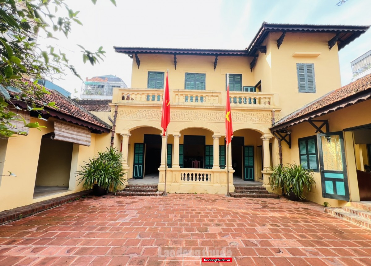 Thăm ngôi nhà cổ, nơi Bác Hồ viết “Lời kêu gọi toàn quốc kháng chiến” Thăm ngôi nhà cổ, nơi Bác Hồ viết “Lời kêu gọi toàn quốc kháng chiến”