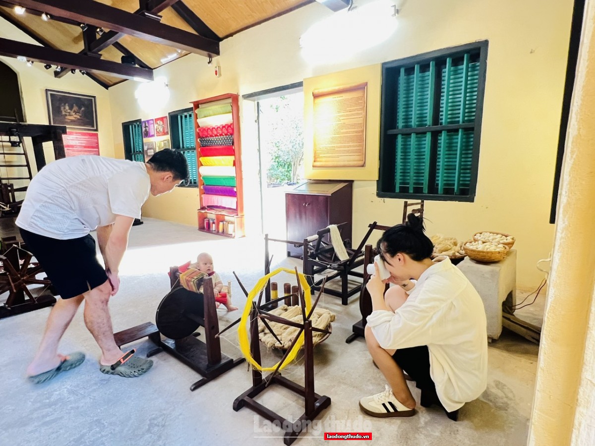 Thăm ngôi nhà cổ, nơi Bác Hồ viết “Lời kêu gọi toàn quốc kháng chiến” Thăm ngôi nhà cổ, nơi Bác Hồ viết “Lời kêu gọi toàn quốc kháng chiến”