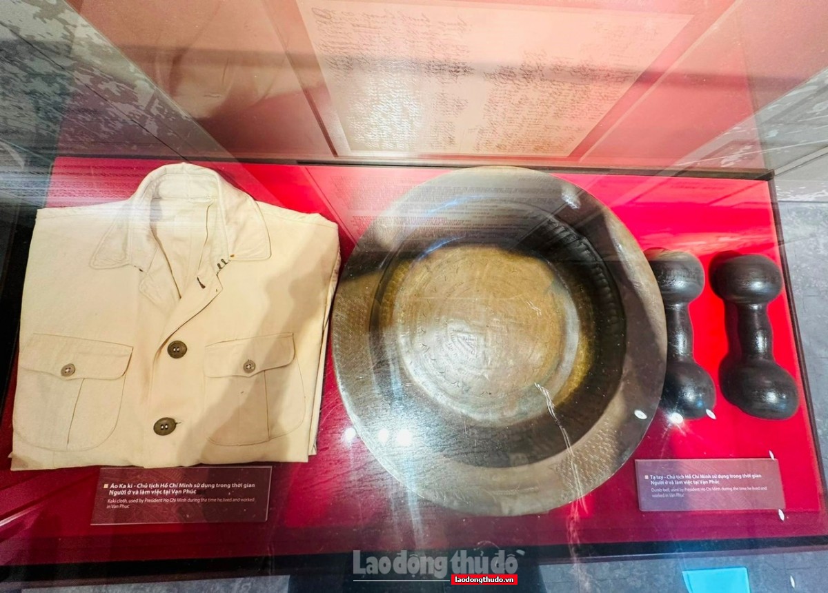 Thăm ngôi nhà cổ, nơi Bác Hồ viết “Lời kêu gọi toàn quốc kháng chiến” Thăm ngôi nhà cổ, nơi Bác Hồ viết “Lời kêu gọi toàn quốc kháng chiến”