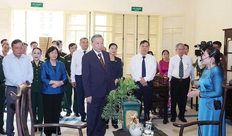 Tổng Bí thư Tô Lâm đến dâng hương và thăm nơi Chủ tịch Hồ Chí Minh soạn thảo “Tuyên ngôn Độc lập”