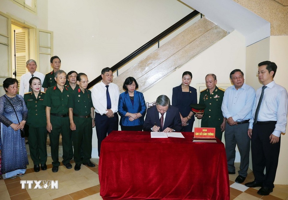 Tổng Bí thư Tô Lâm đến dâng hương và thăm nơi Chủ tịch Hồ Chí Minh soạn thảo “Tuyên ngôn Độc lập”