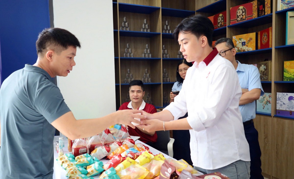 Xây dựng chính quyền hiện đại, phục vụ tốt nhất người dân và doanh nghiệp Xây dựng chính quyền hiện đại, phục vụ tốt nhất người dân và doanh nghiệp