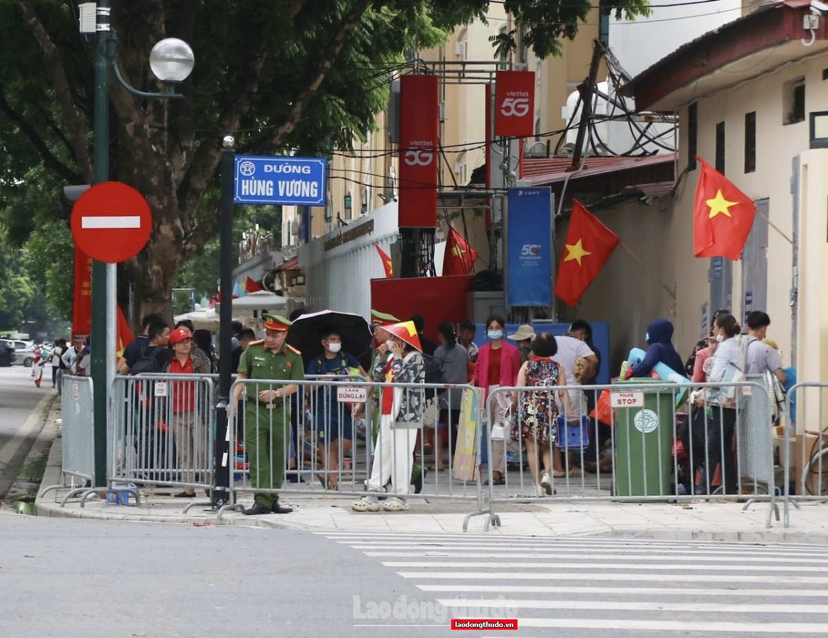 Công an phường Ba Đình vận động người dân không tụ tập quá sớm để đợi xem Đại lễ A80