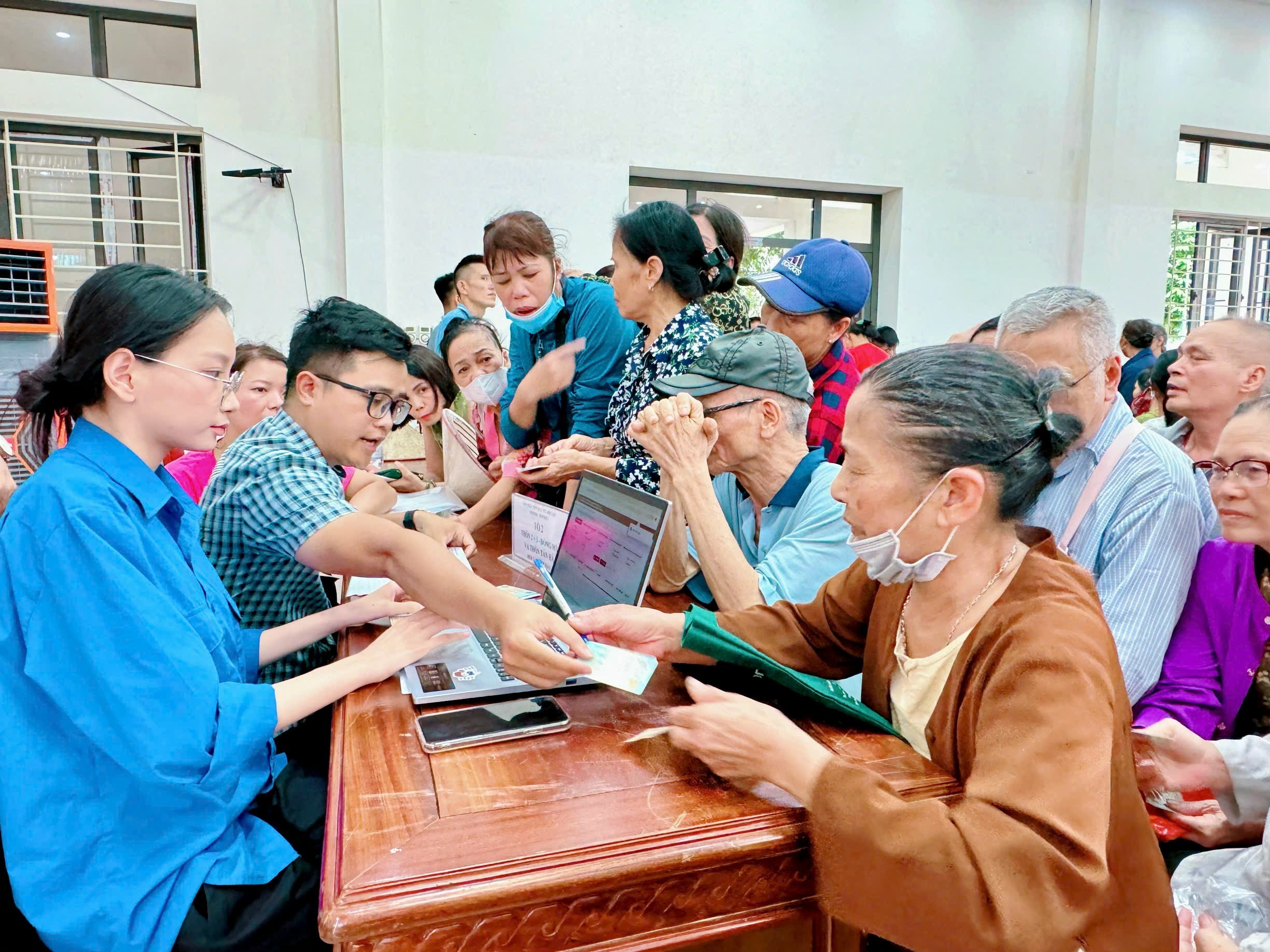 Người dân xúc động nhận quà Tết Độc lập