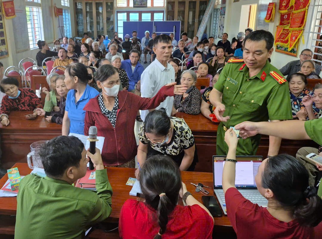 Người dân quê hương Bác phấn khởi nhận quà Quốc khánh