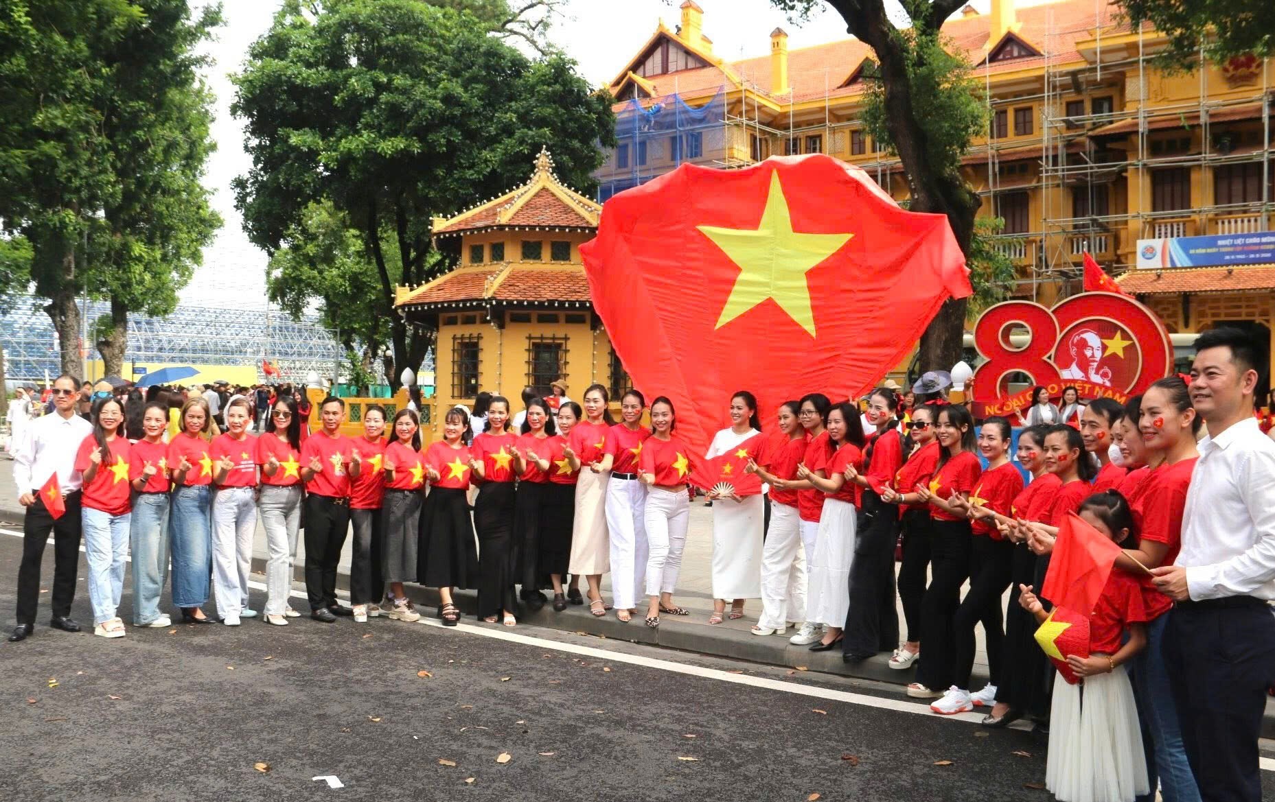 Người dân tự hào hướng về ngày Đại lễ