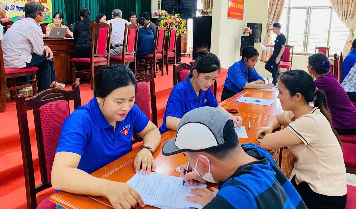 Tuổi trẻ Thủ đô hỗ trợ người dân nhận quà Tết Độc lập